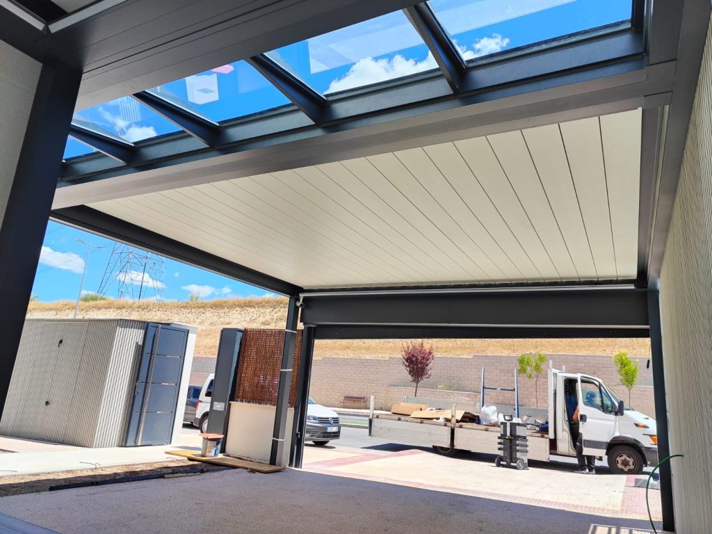Pérgola bioclimática Brustor B720 07 Pérgola bioclimática Brustor B720 con techo fijo y lamas