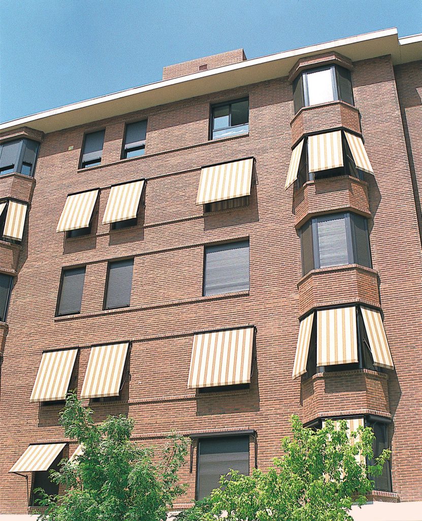 Toldo punto recto MicroBox 05 Toldo punto recto con cofre MicroBox