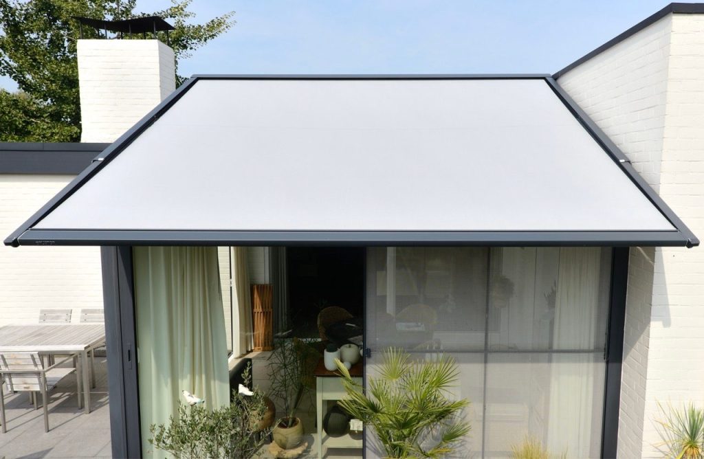 Toldo veranda Brustor B126 05 Toldo veranda Brustor B126 sobre techo acristalado